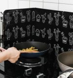 Protectie din aluminiu anti-stropire pentru gatitul pe aragaz, lavabila, culoare Neagra