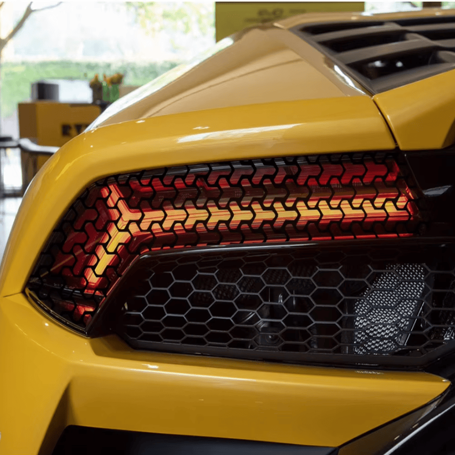 honeycomb-triangle3.png Set 2 folii autoadezive decupate pentru decorarea stopurilor auto, dimensiune 2 x 48 x 30cm, culoare Negru Mat, model HONEYCOMB TRIANGLE - imagine 1