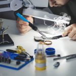 Set Profesional 15 Piese pentru Lipire – Pistol de Lipit, Suport cu Arc, Varfuri Interschimbabile, Pompa cositor, Penseta si Accesorii Complete in Husa Portabila - imagine 5