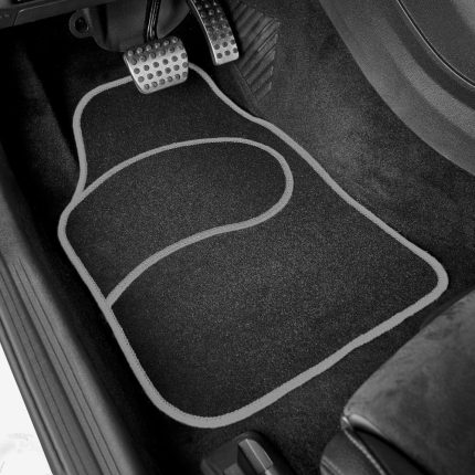 Set 4 Covorase auto din Mocheta, model Universal, culoare Negru cu margine Gri, dimensiuni fata 64 x 44cm | spate 44 x 29cm