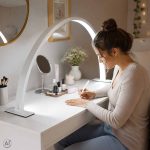 Lampa de birou pentru cosmetica sau manichiura, cu LED-uri, fara umbre, design curbat, culoare Alba, pentru saloane sau uz personal - imagine 2